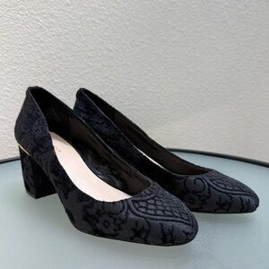 Brand New Nine West Elegant Gold and Black Embroidered Pump Heels Size 8.5